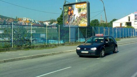 Bilbord BB 440 B, 4x3m, osvetljen - ulica Ilije Garašanina kod raskrsnice sa Mišarskom, pored stadiona FK Šumadije u blizini hotela Izvor