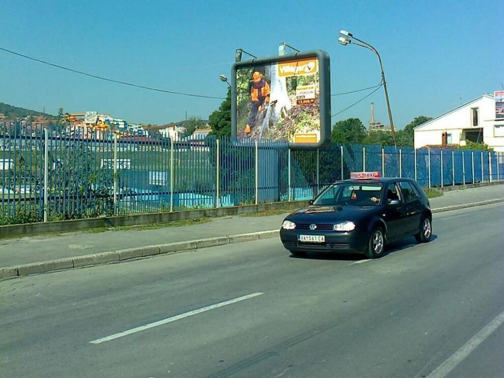 Bilbord BB 440 B, 4x3m, osvetljen - ulica Ilije Garašanina kod raskrsnice sa Mišarskom, pored stadiona FK Šumadije u blizini hotela Izvor