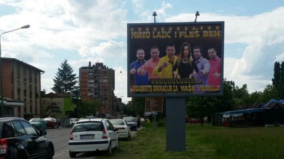 Bilbord BB 441 A, površine 4x3 metara, osvetljen - raskrsnica ulica Knez Mihajlove i Cara Duđana, pored glavne autobuske stanice