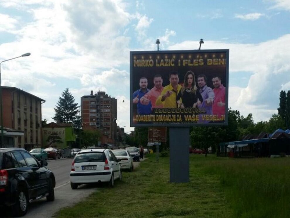 Bilbord BB 441 A, površine 4x3 metara, osvetljen - raskrsnica ulica Knez Mihajlove i Cara Duđana, pored glavne autobuske stanice
