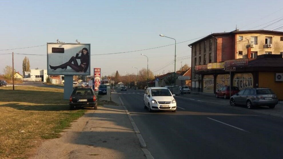 Bilbord BB 441 B, površine 4x3 metara, osvetljen - raskrsnica ulica Knez Mihajlove i Cara Dušana, pored glavne autobuske stanice