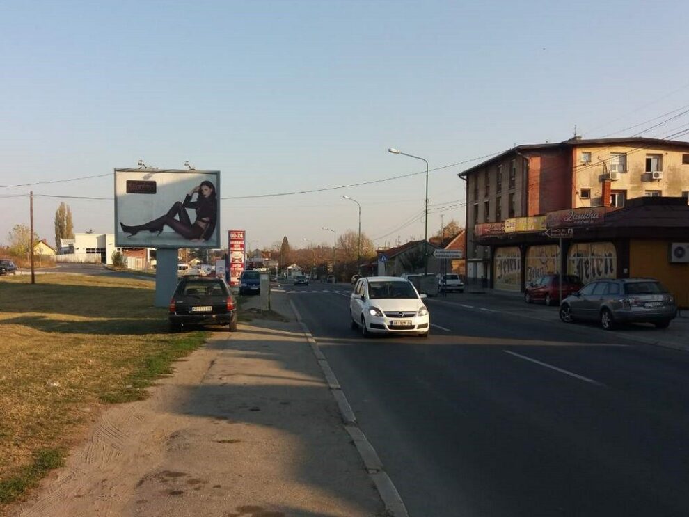 Bilbord BB 441 B, površine 4x3 metara, osvetljen - raskrsnica ulica Knez Mihajlove i Cara Dušana, pored glavne autobuske stanice