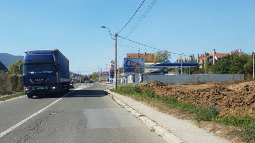 Bilbord BB 442 A, površine 4x3 metara, osvetljen - ulica Zanatlijska, ulaz u grad iz pravca Beograda. neposredno ispred Nis benzinske pumpe.