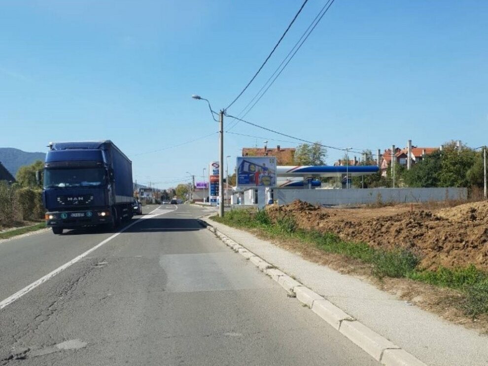 Bilbord BB 442 A, površine 4x3 metara, osvetljen - ulica Zanatlijska, ulaz u grad iz pravca Beograda. neposredno ispred Nis benzinske pumpe.