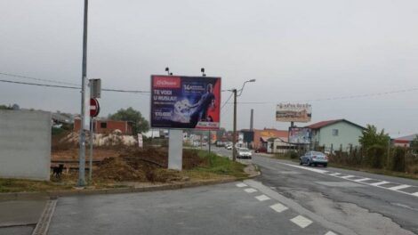 Bilbord BB 442 B, površine 4x3 metara, osvetljen - ulica Zanatlijska, pored Nis benzinske pumpe. izlaz iz grada u smeru ka Beogradu.