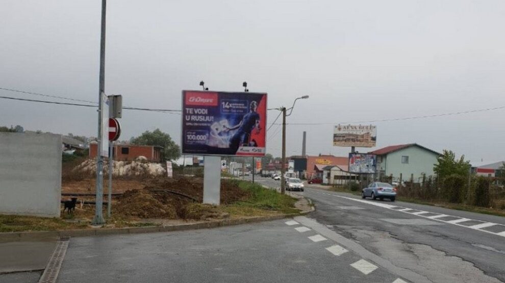 Bilbord BB 442 B, površine 4x3 metara, osvetljen - ulica Zanatlijska, pored Nis benzinske pumpe. izlaz iz grada u smeru ka Beogradu.