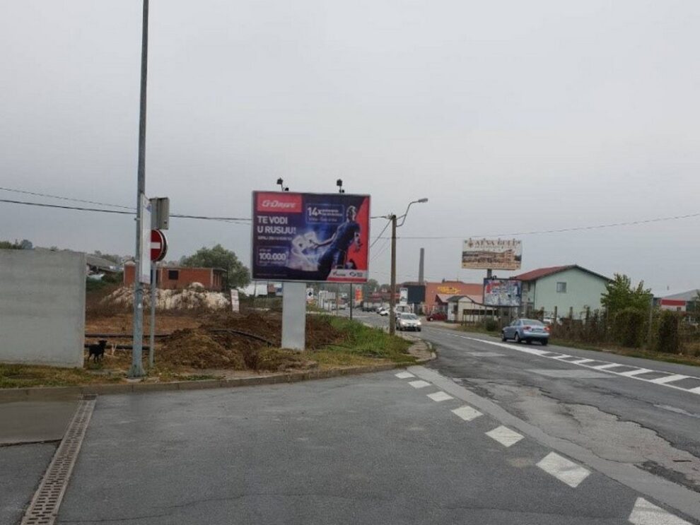 Bilbord BB 442 B, površine 4x3 metara, osvetljen - ulica Zanatlijska, pored Nis benzinske pumpe. izlaz iz grada u smeru ka Beogradu.