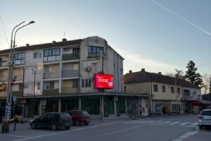 Led Ekran 151, površine 3x2 metara, Lapovo - strogi centar, na raskrsnici ulica Kralja Petra I i Njegoševe, preko puta zgrade Opštine