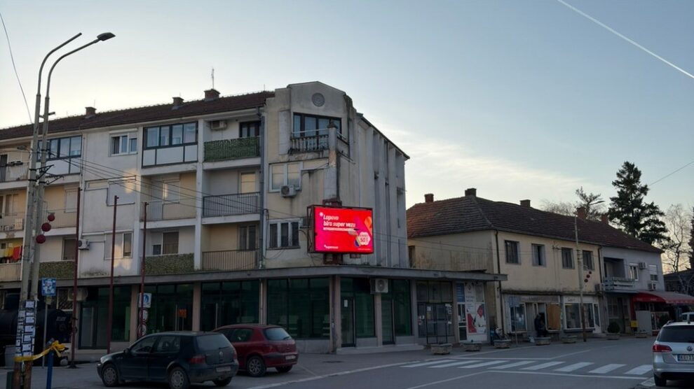 Led Ekran 151, površine 3x2 metara, Lapovo - strogi centar, na raskrsnici ulica Kralja Petra I i Njegoševe, preko puta zgrade Opštine