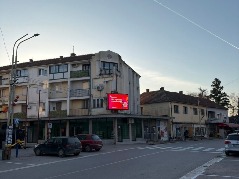 Led Ekran 151, površine 3x2 metara, Lapovo - strogi centar, na raskrsnici ulica Kralja Petra I i Njegoševe, preko puta zgrade Opštine