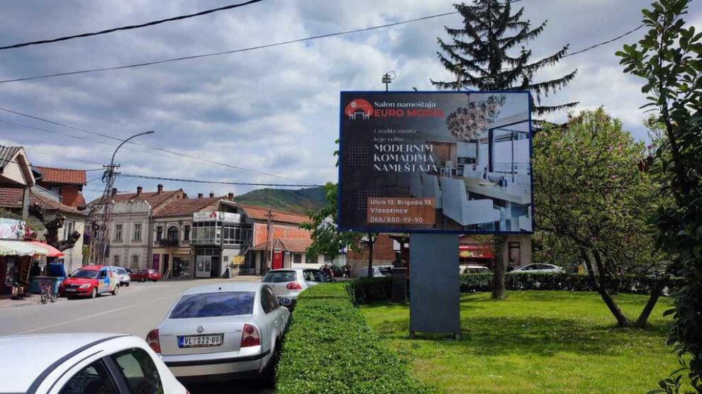 Bilbord BB-462, površine 4x3 metara, osvetljen - trg Dragoljuba Peskica u pravcu centra Vlasotinca