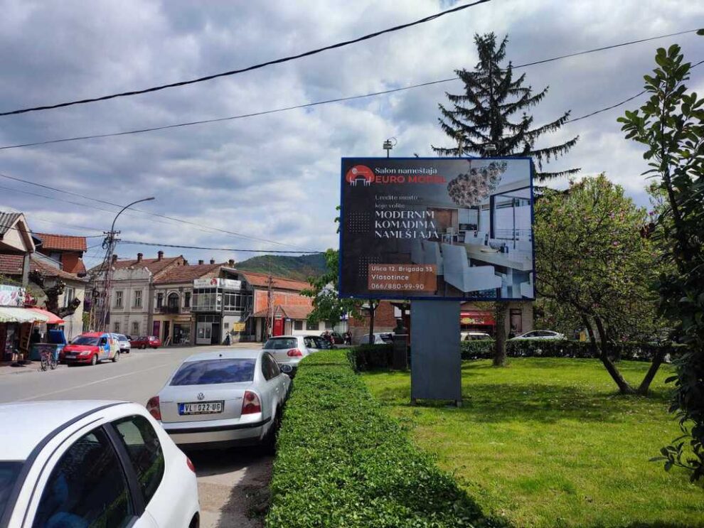 Bilbord BB-462, površine 4x3 metara, osvetljen - trg Dragoljuba Peskica u pravcu centra Vlasotinca