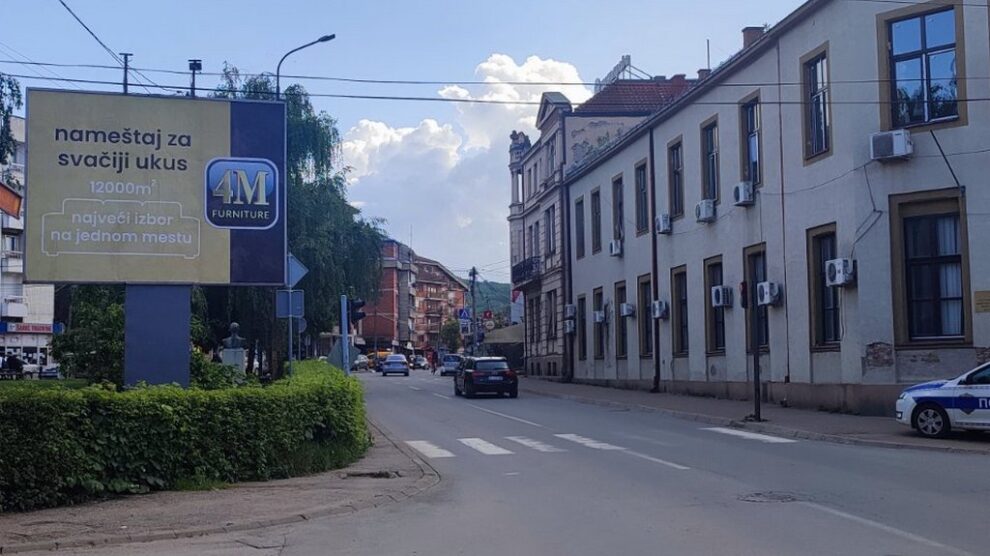 Bilbord BB-467, površine 4x3 metara, osvetljen - park u samom centru Vlasotinca