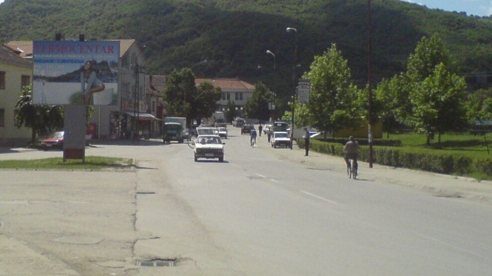 Bilbord BB-471, površine 4x3 metara, osvetljen - kod hotela Novi Zemun u pravcu hotela