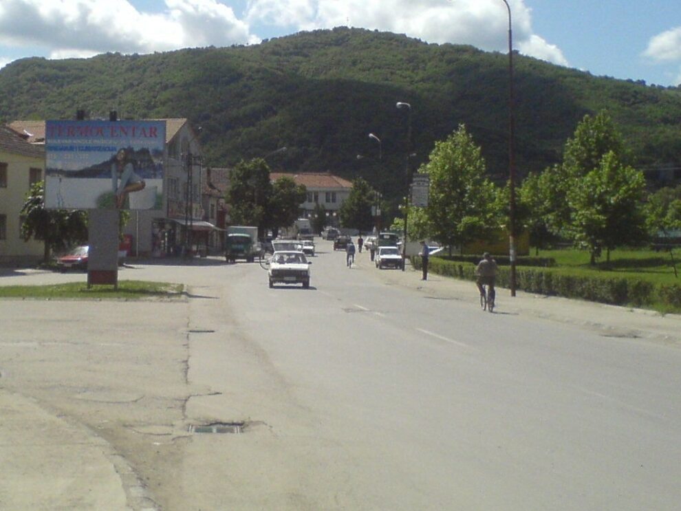 Bilbord BB-471, površine 4x3 metara, osvetljen - kod hotela Novi Zemun u pravcu hotela